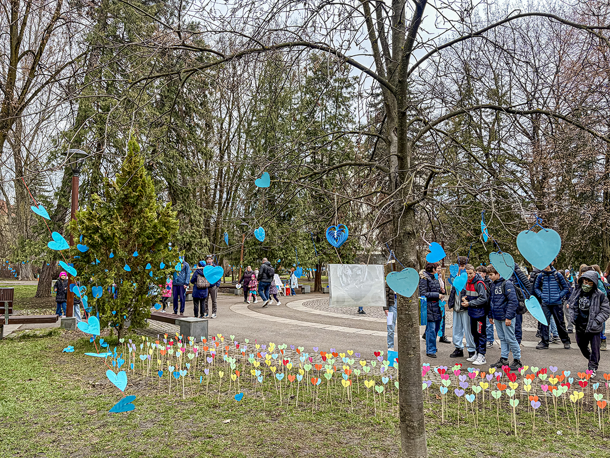 Kék szívek a parkban